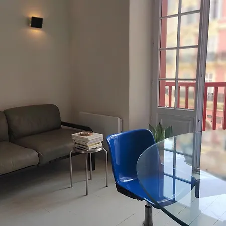 公寓 With Balcony 2 Steps From The *