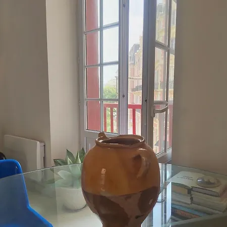 With Balcony 2 Steps From The 比亚里茨