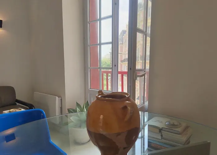 With Balcony 2 Steps From The 比亚里茨